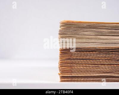 Une pile de billets en euros sur le bord de la table, macro shot, sur fond clair. Banque D'Images