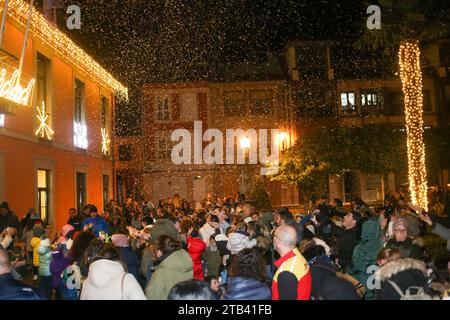 Noreña, Espagne, le 4 décembre 2023 : une centaine de personnes se sont rassemblées dans les jardins de l'Hôtel de ville pour voir l'allumage des lumières de Noël pendant les lumières de Noël s'allumer à Noreña, le 4 décembre 2023, à Noreña, Espagne . Crédit : Alberto Brevers / Alamy Live News. Banque D'Images