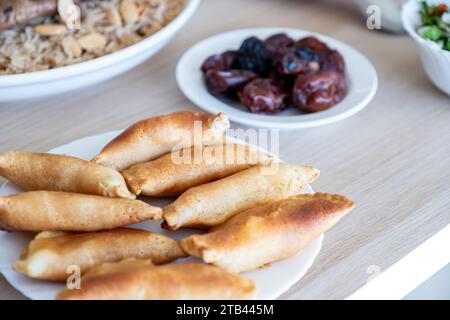 Qatayef et dates sur la table à manger ramadan pour l'iftar Banque D'Images