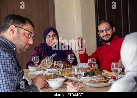 Famille manger avec des membres de plusieurs générations dans le salon moderne Banque D'Images