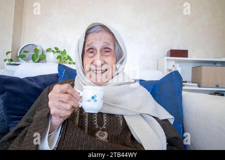 portrait pour vieille dame buvant du café Banque D'Images