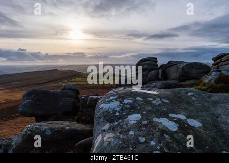 Vue vers la vallée de Derwent depuis Higger Tor, Peak District National Park, South Yorkshire, Angleterre Banque D'Images