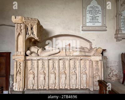 Le tombeau de 16c de Sir Richard Croft et de son épouse Eleanor dans l'église de St Michael and All Angels, Croft Castle, Yarpole, Herefordshire, Royaume-Uni Banque D'Images