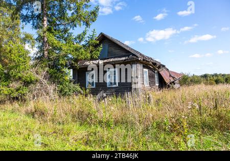 Vieille maison rurale délabrée en bois. Abandonné détruit maison rurale en bois dans le village russe en été journée ensoleillée Banque D'Images