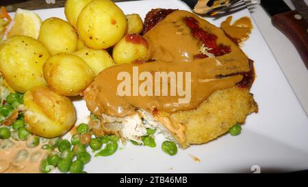 Poulet Schnitzel avec pommes de terre et petits pois Banque D'Images