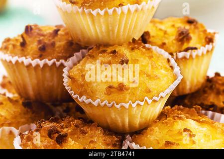 Typique sucré du Brésil et du Portugal, appelé queijadinha ou queijada. Dessert maison, pâtisserie de boulangerie ou confiserie traditionnelle Banque D'Images