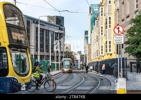 Tram arrivant à l'arrêt four courts Luas. Dublin. Irlande. Banque D'Images