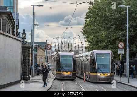 Tram arrivant à l'arrêt four courts Luas. Dublin. Irlande. Banque D'Images