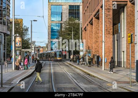 Tram arrivant à Smithfield Luas Stop. Dublin. Irlande. Banque D'Images
