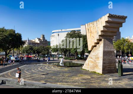 Piétons, touristes au monument au politicien espagnol Francesc Macia, Plaza de Catalunya, Placa Catalunya, centre-ville, Barcelone, Espagne Banque D'Images