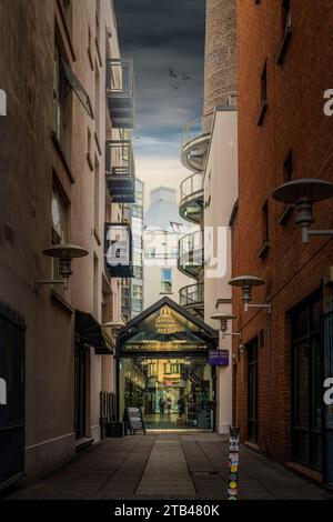 Entrée à la distillerie Jameson depuis Smithfield Square. Dublin. Irlande. Banque D'Images