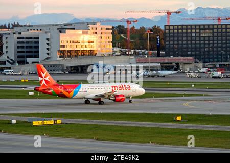 Airbus 320 de la compagnie aérienne Air Malta taxis à la piste de départ, aéroport de Zurich, Zurich, Suisse Banque D'Images