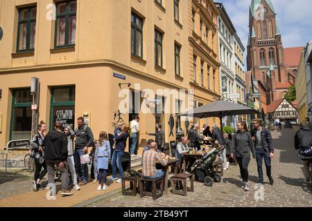 Café de rue, scène de rue, Buschstrasse, vieux bâtiments, vieille ville, Schwerin, Mecklenburg-Vorpommern, Allemagne Banque D'Images