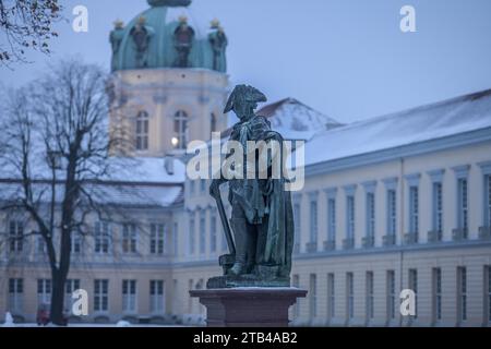 Hiver, Monument à Frédéric le Grand, Nouvelle aile, Château de Charlottenburg, Spandauer Damm, Charlottenburg, Berlin, Allemagne Banque D'Images