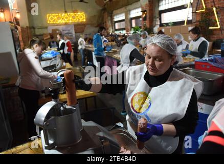 Lviv, Ukraine - 1 avril 2022 : les employés d'un restaurant local en collaboration avec l'organisation World Central Kitchen préparent de la nourriture pour les réfugiés et l'UKR Banque D'Images