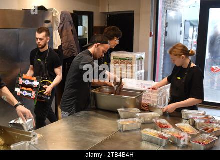 Lviv, Ukraine - 1 avril 2022 : les employés d'un restaurant local en collaboration avec l'organisation World Central Kitchen préparent de la nourriture pour les réfugiés et l'UKR Banque D'Images