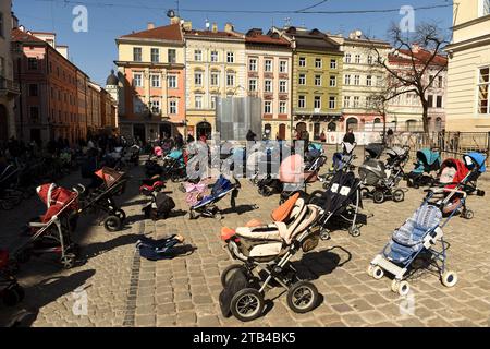 Lviv, Ukraine - 18 mars 2022 : 109 poussettes vides sont vues placées devant le conseil municipal de Lviv lors d'une action pour mettre en évidence le nombre d'enfants Banque D'Images