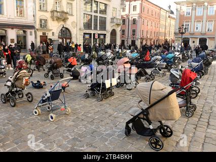 Lviv, Ukraine - 18 mars 2022 : 109 poussettes vides sont vues placées devant le conseil municipal de Lviv lors d'une action pour mettre en évidence le nombre d'enfants Banque D'Images