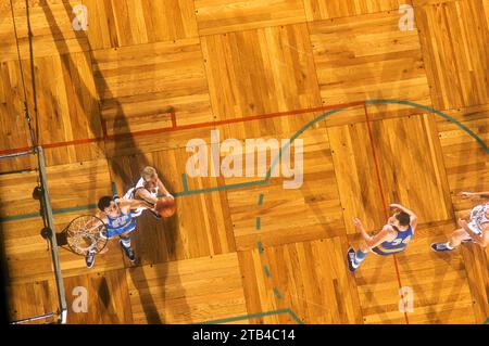 BOSTON, ma - DÉCEMBRE 12 : Ed Kalafat #23 des Lakers de Minneapolis et Kenny Sears #12 des Knicks de New York vont pour le rebond lors d'un match de la NBA le 12 décembre 1956 au Boston Garden à Boston, Massachusetts. (Photo de Hy Peskin) *** Légende locale *** Ed Kalafat;Kenny Sears Banque D'Images