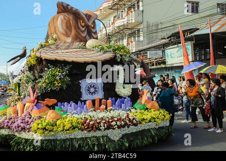 Flotteur à thème écologique, défilé annuel du Festival international des fleurs dans la ville de Tomohon, le centre national de la floriculture. Tomohon, Sulawesi du Nord, Indonésie Banque D'Images