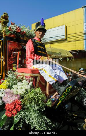 Calèche à la parade annuelle du Festival international des fleurs, ville de Tomohon - centre national de la floriculture. Tomohon, Sulawesi du Nord, Indonésie Banque D'Images