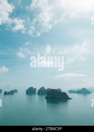 Paradis vu d'en haut : vues aériennes des îles tropicales dans le sud de la Thaïlande Banque D'Images