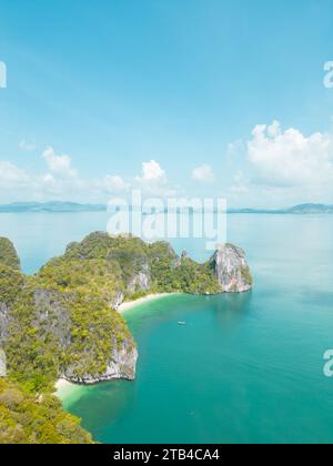 Paradis vu d'en haut : vues aériennes des îles tropicales dans le sud de la Thaïlande Banque D'Images