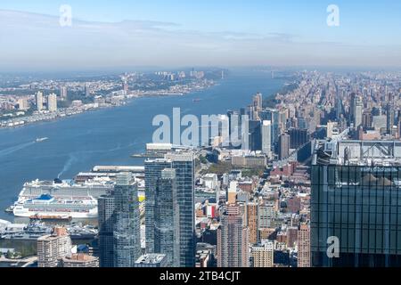 Vue panoramique sur le fleuve Hudson en direction nord avec Skyline de Manhattan, New York City, USA avec Upper West and East Side, Harlem et New Je Banque D'Images