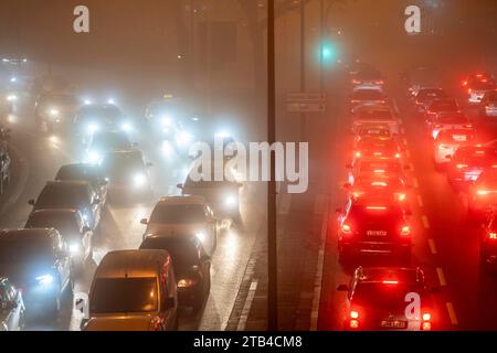 Circulation en centre-ville, brouillard, embouteillages, automne, hiver, embouteillage, Hindenburgstraße, Essen, NRW, Allemagne, Banque D'Images