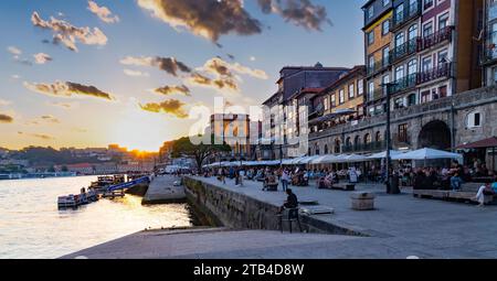 Coucher de soleil à Cais Da Ribeira, Porto, portugal Banque D'Images