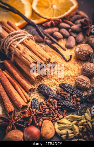 Épices de Noël et ingrédients de boulangerie, condiments assortis pour la cuisson, vin chaud et la cuisine Banque D'Images