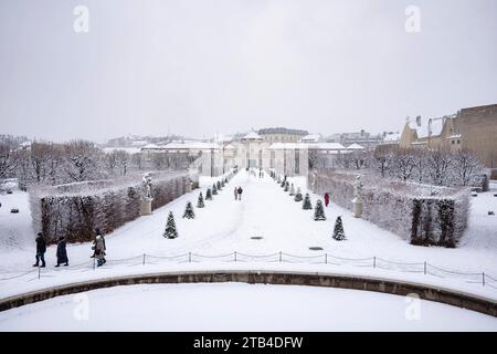 Wien, Österreich. 2. Décembre 2023. Verschneiter Belvedere-Schlossgarten und Unteres Belvedere in Wien am ersten Adventwochenende. Vienne *** Vienne, Autriche 2 décembre 2023 le jardin enneigé du Palais du Belvédère et le Belvédère inférieur à Vienne le premier week-end de l'Avent Vienne crédit : Imago/Alamy Live News Banque D'Images