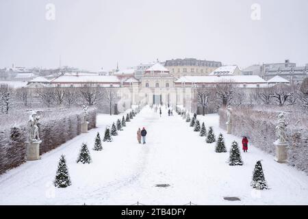 Wien, Österreich. 2. Décembre 2023. Verschneiter Belvedere-Schlossgarten und Unteres Belvedere in Wien am ersten Adventwochenende. Vienne *** Vienne, Autriche 2 décembre 2023 le jardin enneigé du Palais du Belvédère et le Belvédère inférieur à Vienne le premier week-end de l'Avent Vienne crédit : Imago/Alamy Live News Banque D'Images