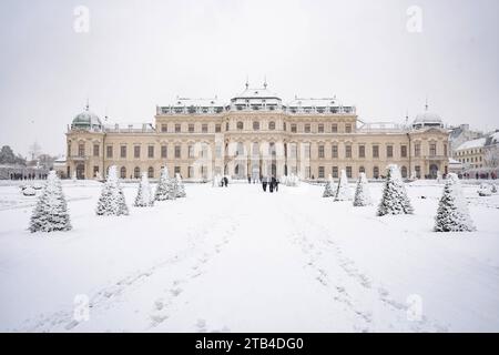 Wien, Österreich. 2. Décembre 2023. Verschneiter Belvedere-Schlossgarten und Schloss Belvedere in Wien am ersten Adventwochenende. Vienne *** Vienne, Autriche 2 décembre 2023 le jardin enneigé du Palais du Belvédère et le Palais du Belvédère à Vienne le premier week-end de l'Avent Vienne crédit : Imago/Alamy Live News Banque D'Images