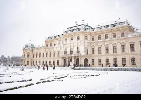 Wien, Österreich. 2. Décembre 2023. Verschneiter Belvedere-Schlossgarten und Schloss Belvedere in Wien am ersten Adventwochenende. Vienne *** Vienne, Autriche 2 décembre 2023 le jardin enneigé du Palais du Belvédère et le Palais du Belvédère à Vienne le premier week-end de l'Avent Vienne crédit : Imago/Alamy Live News Banque D'Images
