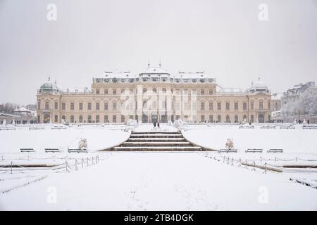 Wien, Österreich. 2. Décembre 2023. Verschneiter Belvedere-Schlossgarten und Schloss Belvedere in Wien am ersten Adventwochenende. Vienne *** Vienne, Autriche 2 décembre 2023 le jardin enneigé du Palais du Belvédère et le Palais du Belvédère à Vienne le premier week-end de l'Avent Vienne crédit : Imago/Alamy Live News Banque D'Images