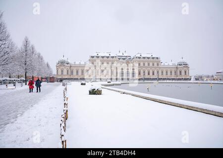 Wien, Österreich. 2. Décembre 2023. Verschneiter Belvedere-Schlossgarten und Schloss Belvedere in Wien am ersten Adventwochenende. Vienne *** Vienne, Autriche 2 décembre 2023 le jardin enneigé du Palais du Belvédère et le Palais du Belvédère à Vienne le premier week-end de l'Avent Vienne crédit : Imago/Alamy Live News Banque D'Images