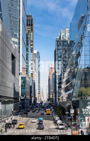 New York City, NY, USA-11 octobre 2023 : vue en direction nord sur la 10th Avenue à la 31st Street bordée d'un immeuble moderne de grande hauteur Hudson ya Banque D'Images