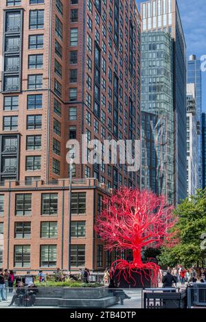 New York City, NY, USA-11 octobre 2023 : installation d'art rouge et rose vif Old Tree par Pamela Rosenkranz sur la High Line Plinth à l'épi à 30T. Banque D'Images