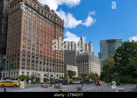 New York City, NY, USA-17 octobre 2023 ; vu de Battery Park au-dessus de Battery place le bâtiment résidentiel et de bureau Whitehall conçu par Henry Jan Banque D'Images