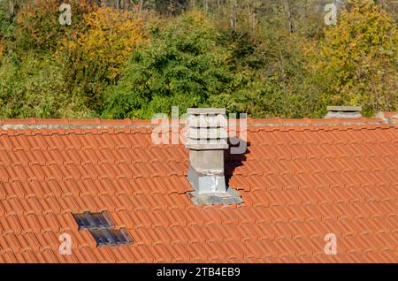 Toiture et détail de construction, toiture à double pente avec tuiles autoportantes, modèle Marseille, avec tuiles en verre pour donner de la lumière intérieure. Banque D'Images