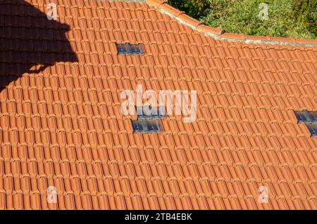 Toiture et détail de construction, toiture à double pente avec tuiles autoportantes, modèle Marseille, avec tuiles en verre pour donner de la lumière intérieure. Banque D'Images