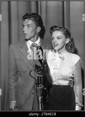 Frank Sinatra et Judy Garland font ensemble une émission sur le réseau de radio CBS. Frank Sinatra Show 1944 États-Unis Banque D'Images