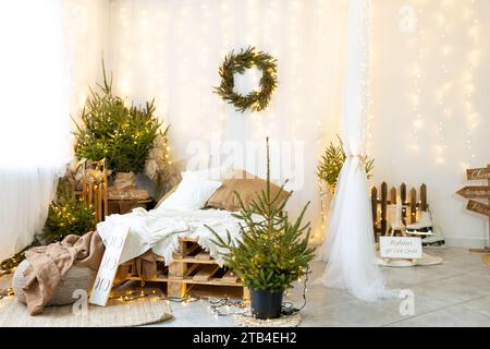 Expérimentez avec le jeu d'ombres projetées par les lumières du sapin de Noël sur les murs et les meubles. Mettez l'accent sur les formes et les motifs enchanteurs créés par Banque D'Images