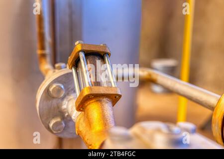 voyant de verre et bride industriel, brasserie pour regarder le liquide Banque D'Images