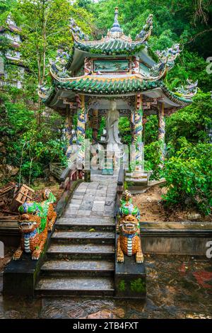 Pavillon orné Lady Buddha à la pagode Linh Ung sur la montagne de marbre au Vietnam Banque D'Images