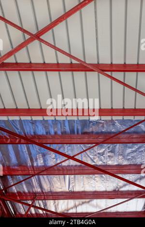 isolation de toit entrepôt industriel à l'intérieur avec tôle ondulée et feuille d'aluminium Banque D'Images