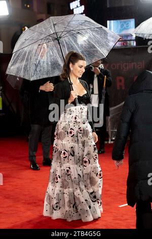 Londres, Royaume-Uni, lundi 4 décembre 2023 Penélope Cruz arrive à la Ferrari UK Premiere à Odeon Luxe, Leicester Square, Londres. Crédit : DavidJensen / Empics Entertainment / Alamy Live News Banque D'Images