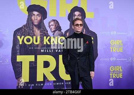 Matthias SCHWEIGHOEFER Schauspieler, Einzelbild, angeschnittenes Einzelmotiv, Halbfigur, halbe figur, Roter Teppich, Red Carpert Weltpremiere Weltpremiere FILLE VOUS CONNAISSEZ SON VRAI Am 04.12.2023 im Mathaeser Kino à Muenchen. *** Matthias SCHWEIGHOEFER acteur, image unique, motif unique recadré, demi figure, demi figure, tapis rouge, carpert rouge première mondiale GIRL YOU KNOW IT S TRUE sur 04 12 2023 au cinéma Mathaeser à Munich Credit : Imago/Alamy Live News Banque D'Images