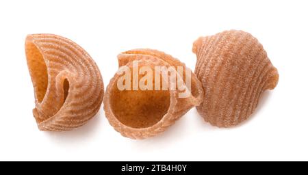 Cconchiglie pâtes italiennes isolées sur blanc Banque D'Images